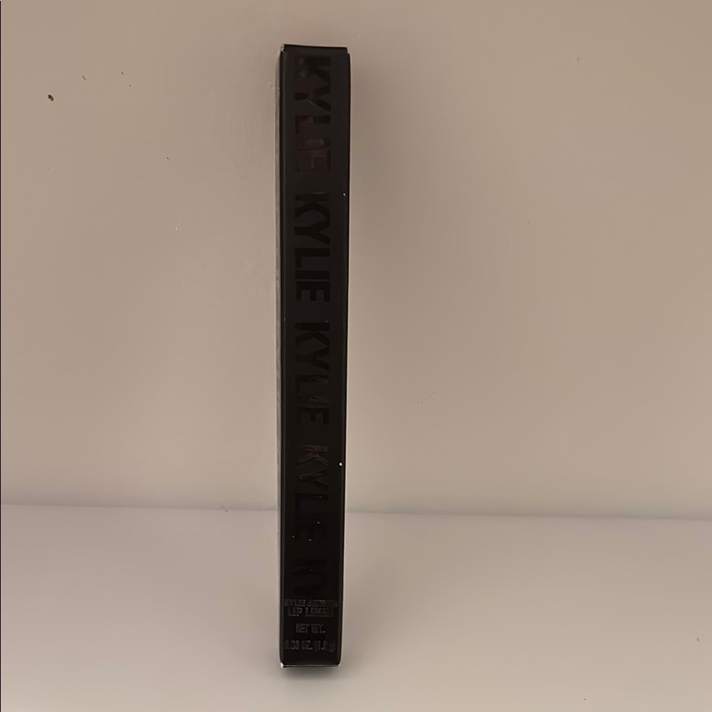 Kylie Lip Liner in Color Mary Jo red